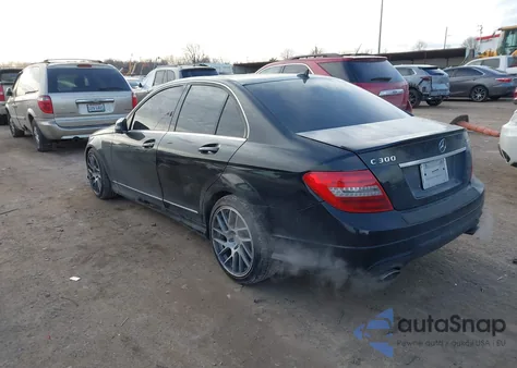 2013 Mercedes-Benz C 300 Sport 4Matic z USA, uszkodzony, nr VIN WDDGF8AB0DR252642